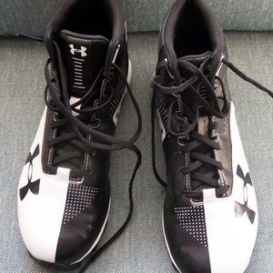 Under Armour GIRLS/ Mens Football Cleats Sz 7 1/2"